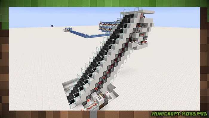 Игрок Minecraft строит рабочий эскалатор из красного камня